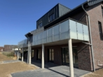 Hausansicht hinten - Helle Maisonettewohnung mit Loggia in Neubau-Doppelhaushälfte