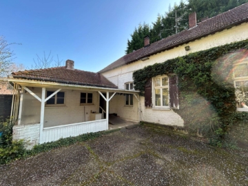 Renovierungsbedürftiges Haus für Handwerker mit Halle in Bocholt-Biemenhorst, 46395 Bocholt, Einfamilienhaus