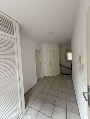 Frisch renoviert! Souterrain-Apartment mit 2 Zimmern, Terrasse, Stellplatz und EBK in Wesel - Bild (64686)