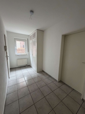 Frisch renoviert! Souterrain-Apartment mit 2 Zimmern, Terrasse, Stellplatz und EBK in Wesel - Bild (64685)