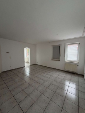 Frisch renoviert! Souterrain-Apartment mit 2 Zimmern, Terrasse, Stellplatz und EBK in Wesel - Bild (64688)