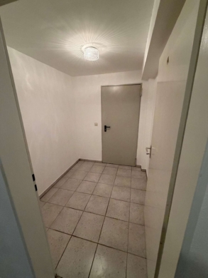 Frisch renoviert! Souterrain-Apartment mit 2 Zimmern, Terrasse, Stellplatz und EBK in Wesel - Bild (64699)