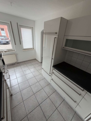 Frisch renoviert! Souterrain-Apartment mit 2 Zimmern, Terrasse, Stellplatz und EBK in Wesel - Bild (64692)