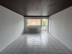 Wohnzimmer mit Bl. auf Balkon - Helle, geräumige 4-Zimmer Wohnung in Rhede zu vermieten